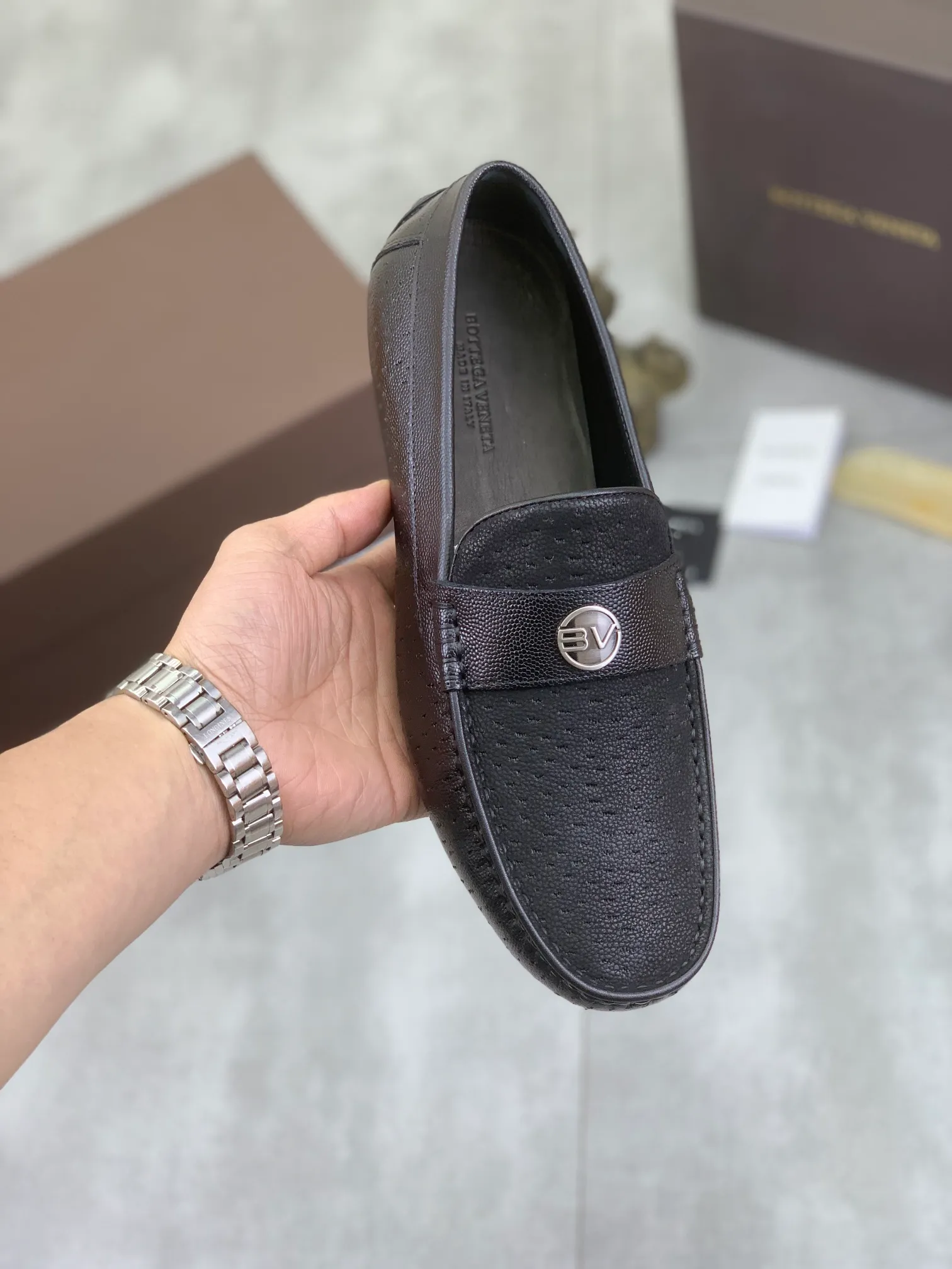 Men's shoes 💰P420 [New model] Water-dyed Niuli 💰High-quality business beanie shoes 💎💎💎 BOTTEGA VENETA official website synchronizes the latest top version of BV in the market, accepts material comparison, shoe type comparison, process comparison, practical and texture, versatile, suitable for any occasion, the more you look at it, the more it tastes. Pure hand-woven craftsmanship - Upper material, hand-woven calfskin imported from Italy 🇮🇹 - High-quality water-dyed cowhide lining - Original private model customized outsole -Size: 39-44 (38 45 can be customized) Color: black or brown optional
